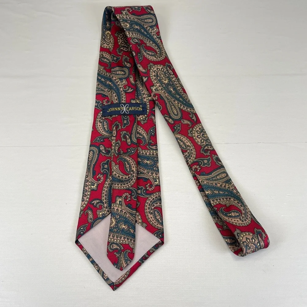 Vintage Johnny Carson Mens Necktie Red Paisley 100% Italian Silk Tie - USA